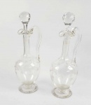 BACCARAT  PERTENCEU AO FILHO DO VISCONDE DE SEPETIBA (SENÃO AO PRÓPRIO)   AURELIANO DE SOUZA E OLIVEIRA COUTINHO.  LINDO PAR DE DECANTERES EM CRISTAL LAPIDADO COM ELEGANTE DECORAÇÃO DE GUIRLANDAS FLORAIS. TAMPA DO TIPO DIAMANTE. GARGALO FACETADO E SERRILHADO. BORDA LOBADA. ELEGANTE PEGA. FRANÇA, SEC. XIX. 32 CM DE ALTURA NOTA: Aureliano de Sousa e Oliveira Coutinho, é também conhecido como Visconde de Sepetiba e foi condecorado como Grã-cruz, na Ordem de Nossa Senhora de Vila Viçosa GCNSC (Niterói, 21 de julho de 1800  Niterói, 25 de setembro de 1855), foi um juiz de fora, juiz de órfãos e político brasileiro. Destaque no Império na primeira metade do Segundo Reinado, Aureliano foi um homem de grande valor para o jovem imperador Dom Pedro II, decorrente da sua formação como bacharel em Direito e das suas habilidades como comerciante, jornalista, diplomata e militar. Com toda a influência que tinha, o Visconde de Sepetiba organizava bailes concorridos em sua casa, onde boa parte da elite carioca se reunia em busca de diversão, poder e novos aliados.  Filho do coronel de mesmo nome, Aureliano matriculou-se na academia militar na juventude, depois, com a ajuda de seu pai, conseguiu uma bolsa de Dom João VI, para estudar ciências naturais na Universidade de Coimbra, em 21 de julho de 1820, mas acabou estudando Direito no mesmo local. Retornou ao Brasil em 1825, sendo enviado para São João del-Rei para atuar como juiz de fora e ouvidor.Foi eleito deputado geral, em Minas Gerais. Posteriormente foi escolhido presidente das províncias de São Paulo (de 5 de janeiro a 17 de abril de 1831), e do Rio de Janeiro (de 12 de abril de 1844 a 1 de janeiro de 1845 e de 1845 a 4 de abril de 1848). No Rio foi responsável pela construção do canal de Magé e por uma nova estrada da Serra da Estrela, para a qual trouxe 500 famílias de alemães da Europa, que depois se instalaram em uma colônia denominada Petrópolis. Foi também ministro da Justiça (24 de julho de 1840) e dos Negócios Estrangeiros (23 de maio de 1833 a 16 de janeiro de 1835 e depois em 1841), e senador do Império do Brasil de 1843 a 1855. Como ministro da Justiça, combateu o Partido Restaurador e a Sociedade Militar, sendo responsável pelo controle dos motins ocorridos no Rio de Janeiro, em dezembro de 1833 e pela prisão do tutor de D. Pedro II, José Bonifácio de Andrada, suspeito por conspirar pela restauração de D. Pedro I.  Líder do chamado Clube da Joana, exerceu enorme influência sobre o Imperador Dom Pedro II no início de seu reinado. Foi membro e vice-presidente do Instituto Histórico e Geográfico Brasileiro, agraciado como cavaleiro da Imperial Ordem de Cristo e Imperial Ordem da Rosa. Através de seus acordos políticos, Aureliano ajudou a canalizar as águas, franqueou os portos, tornou os rios navegáveis,  melhorou o sistema viário e deixou a agricultura e a indústria mais sustentáveis. Alguns dos projetos de Coutinho foram sufocados após a sua saída do ministério. No mês de agosto que antecedeu a Independência, a saúde de Coutinho começou a dar sinais de fragilidade, as dores e a febre deixaram o corpo tão debilitado, que no dia 7 de Setembro ele não conseguiu nem falar como representante do Instituto Histórico, parabenizando a nação pelo ato histórico. Sua ascensão na sociedade se deu por diversos fatores. Uma das principais decisões que impulsionaram essa popularidade foi sua entrada como juiz, em Minas Gerais e sua função como jornalista. Com essa segunda profissão, seus feitos alcançaram não só a elite, mas todo o povo. Sua vida pública era cercada de membros da elite e da imprensa, que na época era comandada por nobres membros da sociedade burguesa.  Coutinho demonstrava uma forte preocupação pela parcela mais frágil da sociedade. Além das grandes obras para auxiliar em uma cidade mais limpa e bonita para todos, ele buscou também intervir em relação a escravidão, lutando silenciosamente para que essa prática acabasse. Há também registros de parcerias entre Aureliano e o juiz de órfãos da Corte. Embora tenha muitas características militares em seu sistema político, o Visconde de Sepetiba possuía traços sensíveis em suas personalidade e em seus feitos, preocupado em atingir não só a elite. Voltando para o Brasil, após a graduação, Aureliano prestou serviços como ouvidor e juiz de fora em São João del Rei e Ouro Preto, de 1826 a 1830, onde desposou a filha de um renomado comerciante. Saindo de Minas Gerais, ele seguiu rumo ao Rio de Janeiro, onde foi eleito deputado do Império em 1830. Após se aliar a equipe de Evaristo da Veiga, permaneceu por 3 meses em São Paulo, pois havia sido indicado como presidente da província. De volta ao Rio, Coutinho se apresentou como coadjuvante na polícia da corte, que foi liderada por Feijó. Com a saída do líder, Aureliano tomou a frente e assumiu a pasta do Império, seguida pela da Justiça e o ministério dos Estrangeiros. Em 1835, ele deixou o ministério para ser desembargador no Rio de Janeiro, mas logo retornou como ministro dos Estrangeiros, em sua maioridade. Logo depois ele foi escolhido conselheiro de Estado e, em 1842, nomeado senador para a vaga de Marquês de Barbacena. Embora este último evento tenha misteriosas lacunas, há relatos de Barbacena possa ter sido o homem que auxiliou a entrada de Aureliano na corte. Aureliano acolheu também homens aspirantes à elite fluminense e os órfãos políticos, pós independência. Aproximando-se inevitavelmente da grande sociedade e fazendo-se conhecer no meio. Em 21 de abril de 1832, uma notícia foi publicada sobre as estratégias de Coutinho, dizendo que sua amizade com as forças militares era pensada justamente para manter a ordem e evitar conflitos e motins, visando a entrega de um bom serviço prestado ao Império e, mais tarde, à República. A informação causa alvoroço, mas revela que o elo da nobreza e dos militares tem uma antiga origem e uma duradoura parceria. a carreira militar, Aureliano conheceu Paulo Barbosa da Silva, que prestou serviços ao país. Com hábitos apurados e uma boa educação, Coutinho o nomeou mordomo da corte e, a partir daí, Barbosa passou a relatar tudo que acontecia no Palácio. Ambos faziam parte da Facção áulica. João Paulo dos Santos Barreto foi um grande amigo de Aureliano e o auxiliava em questões políticas. Após assinar um texto demonstrando a lealdade das tropas do governo e concordando com a Constituição e a Independência do Brasil, ele se tornou organizador do gabinete e acumulou a função de mordomo-mor de São Cristóvão. Há grandes probabilidades de que a perda de seu prestígio, acumulada com a queda da facção áulica tenha gerado sua retirada do ministério naquele mesmo ano. Henriques de Rezende, o Cônego Januário da Cunha Barbosa e o Bispo Crisópolis são três figuras religiosas que também marcaram a história de Coutinho, presentes diretamente na facção áulica, deixando claro como o apoio religioso foi de grande influência para a inserção do grupo na sociedade da época. Embora sua relação com José Bonifácio de Andrada não tenha sido muito boa, há relatos de que, após a fundação da facção áulica e a simpatia pela causa da Maioridade, Aureliano Coutinho tenha estreitado os laços de amizade com a família de Bonifácio, ao ponto que, os irmãos do mesmo fizessem parte do grupo restrito fundado pelo Visconde de Sepetiba.  mbora pouco seja registrado sobre suas relações pessoais na história, Aureliano auxiliou na realização de diversos grandes negócios, atuando como um dos fundadores da Caixa Econômica do Rio de Janeiro, da Colônia de Petrópolis e da Nova Carioca. Fundou também a Companhia de ônibus do Rio de Janeiro, do Monte Pio dos funcionários e da Casa de Conceição.  As ações de Aureliano Coutinho são importantes para o pensamento urbanístico do Brasil do século XIX. Ele idealizou o Rio de Janeiro, junto com Paulo Barbosa, com princípios de salubridade, beleza e circulação, com o pensamento voltado a construir uma cidade pautada na igualdade de todos. "Pelo meio dos ditos terrenos pretende o Governo mandar construir um Canal, que venha terminar em uma bacia no referido largo; conciliando assim a salubridade e aformoseamento do lugar, com a comodidade dos habitantes aos quais serão ali levados muitos gêneros, que ora vêm procurar aos mercados da Cidade. As águas, que o mau estado das calçadas em umas ruas, e em outras a falta absoluta delas, conserva estagnadas, até que a ação do Sol as faz desaparecer pela evaporação, não podem deixar de exercer uma nociva influência na saúde dos habitantes. O Governo, por este motivo, determinou à Câmara Municipal que fizesse proceder ao Orçamento da despesa, que um tal objeto poderá exigir: e acha-se disposto a tomá-lo em consideração, logo que o orçamento lhe seja apresentado."  (16 BARÃO DE VASCONCELOS & BARÃO SMITH DE VASCONCELOS. op. Cit). Ainda pensando nisso, Coutinho se destaca por lutar pela mão de obra livre em diversos momentos. Em uma carta redigida, ele solicita a destruição do pelourinho, pela prática histórica de punições praticadas no local. De acordo com ele, as punições para os trabalhadores deveriam ser mais brandas e focadas na correção do erro, não na humilhação pública. Além disso, recebeu ainda diversas condecorações como a da Grã-Cruz da Ordem Real da Bélgica, da Ordem de Carlos III da Espanha, de Grão Ducado de Hesse Darmestadt, de Nossa Senhora da Conceição da Vila Viçosa de Portugal, da Real Ordem de Fernando de Nápoles, de Alexandre Nevsky. Ele teve ainda um jornal chamado A verdade,20 em que se destacavam notícias sobre educação, ilustrações e artigos sobre acontecimentos e instituições do exterior. Entre 1832 e 1834, este jornal foi de extrema importância para a ascensão de Coutinho, já que foi por conta da destituição de José Bonifácio da tutoria de D. Pedro II, decorrente entre o combate entre as regências, que o Visconde de Sepetiba garantiu um espaço maior entre a nobreza. Entre 1837 e 1840, Aureliano escreve também para o jornal Sentinela da Verdade, liderado por seu irmão Saturnino. Este jornal era destinado aos liberais moderados e disputas políticas, circulando as terças, quintas e sábados. Trazia ainda pequenas partes de artigos publicados em outros jornais do país, sobretudo, o Aurora Fluminense.
