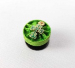 IMPERIAL ORDEM MILITAR DE SÃO BENTO DE AVIS  -  RARA BOTOEIRA DA INSIGNIA DA DE GRANDE OFICIAL EM OURO 18K  E ESMALTES DA IMPERIAL ORDEM DE SÃO BENTO DE AVIS. BRASIL, PRIMEIRO IMPÉRIO. 2,3 CM DE DIÂMETRONOTA: A morte de D. João VI, em Março de 1826, e a aclamação do Imperador Dom Pedro I como Rei de Portugal e Algarves , apesar de efémera, elevou, transitoriamente, D. Pedro à dignidade de Grão-Mestre das Ordens Militares e Honoríficas Brasileiras e Portuguesas , e veio suscitar a necessidade de resolver a questão pendente da definição dos termos da posse e gozo pelo Império do Brasil , de todos os direitos e privilégios anteriormente concedidos pela Santa Sé ao reis de Portugal, enquanto administradores do Grão-Mestrado das Ordens Militares de Cristo, Avis e Santiago. D. Pedro solicitou ao Papa Leão XII a concessão de tais direitos e privilégios, dele tendo obtido a bula Praeclara Portugalliae Algarbiorumque Regum, remetida de Roma, aos 15 de Maio de 1827, mediante a qual foi criado no Brasil um novo Grão-Mestrado das Ordens Militares de Cristo, de São Bento de Avis e de Santiago da Espada, independente do Grão-Mestrado das Ordens Militares de Portugal . Além disso, concedia à Ordem de Cristo brasileira o padroado das igrejas e benefícios do Império, transformando os Imperadores do Brasil em seus Grão-Mestres perpétuos. No entanto, tal bula uma vez submetida ao escrutínio do poder legislativo brasileiro, seria liminarmente rejeitada pela Câmara dos Deputados, em Outubro de 1827, como manifestamente ofensiva à Constituição e aos direitos de Sua Majestade o Imperador. As antigas Ordens Militares Portuguesas deixaram de existir desde então no Brasil, tendo sido substituídas por outras com a mesma denominação, mas reformuladas nas suas insígnias. Foi, de fato, nesse período, entre 1825 e 1827, que D. Pedro I modificou as insígnias brasileiras, para que se distinguissem claramente das portuguesas, nelas introduzindo emblemática nova, específica do Império do Brasil , apesar de inspirada na Legião de Honra francesa: - a estrela de cinco braços bifurcados que forma o resplendor das insígnias da Ordem Imperial do Cruzeiro ; inclusão da coroa imperial brasileira nos hábitos das Ordens, cujo uso já vinha do Primeiro Reinado ; a estrela do Cruzeiro, assente numa coroa de ramos de café e de fumo e suspensa da coroa imperial; - manutenção na cabeceira da placa raiada do emblema do Sagrado Coração, em vez da coroa imperial que figura nas placas do Cruzeiro. Tão prematura introdução das novas insígnias das Imperiais Ordens de Cristo, de Avis e de Santiago é, de resto, atestada por dois óleos iconografando D. Pedro e D. Maria da Glória (futura D. Maria II), que integram a galeria dos retratos dos senhores Reis de Portugal da Real Companhia Velha de Gaia, onde ambos já as ostentam em data anterior à abdicação do Imperador A abdicação de D. Pedro I abriu um longo período de regência, que se prolongou de Abril de 1831 até à declaração da maioridade de D. Pedro II, em 1840, e durante o qual não foram concedidas mercês honoríficas. A nacionalização das Ordens Militares Portuguesas por D. Pedro II, doravante, consideradas Ordens Imperiais Brasileiras, meramente civis e políticas , bem assim como a concessão dos seus graus no Império do Brasil seria final e definitivamente regularizada e regulamentada pelo Decreto n.º 321, de 9 de Setembro em 1843, cujos três primeiros artigos estabeleciam: Art. 1.º - As Ordens Militares de Cristo, São Bento de Avis e São Tiago da Espada ficam de ora em diante tidas e consideradas como meramente civis e políticas, destinadas para remunerar serviços feitos ao Estado, tanto pelos súbditos do Império como por estrangeiros beneméritos. Art. 2.º - Cada uma destas Ordens constará de Cavaleiros e Comendadores, sem número determinado, e de 12 Grã-Cruzes; não compreendidos neste número os Príncipes da Família Imperial e os estrangeiros, que serão reputados supranumerários. Art. 3.º - Os Cavaleiros, Comendadores e Grã-Cruzes das três Ordens continuarão a usar das mesmas insígnias de que até agora têm usado, e com as fitas das mesmas cores; sendo, porém as das Ordens de Cristo e S. Tiago orladas de azul, e a da Ordem de S Bento de Avis orlada de encarnado. Quanto à placa, constata-se que, além dos incontáveis exemplos de fabrico local, existiram dois modelos distintos dessas placas, um português e outro brasileiro, adotados pelos fabricantes franceses para satisfazer as encomendas das Ordens Militares, de ambas as proveniências. O modelo francês para o Brasil segue a tipologia adotada desde finais do Primeiro Reinado.