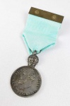 DOM PEDRO II  IMPÉRIO DO BRASIL. GUERRA CONTRA ORIBE E ROSAS  MEDALHA PELO COMBATE DA ESQUADRA NA PASSAGEM DO TONELERO - MUITO RARA MEDALHA EM PRATA DE LEI DA CAMPANHA NAVAL DO RIO DA PRATA E CAMPANHA DO TONELERO 1851-52 . CRIADA PELO DECRETO  547 DE 1 ABR 1852, POR D. PEDRO II. DESTINOU-SE A DISTINGUIR OS COMBATENTES QUE PARTICIPARAM DESSAS CAMPANHAS E SE DESTACARAM POR ATOS DE BRAVURA.  O CAMPO DO ANVERSO É CONSTITUÍDO PELA EFÍGIE DE DOM PEDRO II VIRADO PARA A ESQUERDA, COM LEGENDA NA ORLA: DOM PEDRO II IMPERADOR DO BRAZIL. NO REVERSO A DATA DA BATALHA 17-1851-12 (17 DEZ 1855) E LEGENDA CAMPANHA NAVAL DO RIO DA PRATA E ACRESCIDA DAS PALAVRAS E.C DE TONELERO CIRCULADA POR UMA COROA DE RAMOS DE LOURO ATADOS POR UMA FITA. A MEDALHA É ENCIMADA POR COROA IMPERIAL E ALÇA. CRIADA PELO DECRETO Nº 547 DE 1º DE ABRIL DE 1852, REFERENDADO POR DOM PEDRO II, DA MEDALHA PENDE UMA FITA AZUL-CLARA, COR DA ORDEM IMPERIAL DO CRUZEIRO.6 X 3,2 CMNOTA: A Guerra contra Oribe e Rosas aconteceu em 1851, foi um conflito envolvendo os países da bacia do rio Paraná. A origem de tudo foi quando o presidente argentino Juan Manuel de Rosas, uniu-se ao então ministro da guerra do Uruguai, Manuel Oribe, na tentativa de constituir um país único.Isso era definitivamente ruim para os interesses da Inglaterra, França e do Império brasileiro, que combateram o plano de Oribes e Rosas. O presidente do Uruguai, Fructuoso Rivera e os unitaristas argentinos também eram contra a tentativa.Durante a guerra, o governo brasileiro usou a posição estratégica do rio Paraná para combater as forças argentinas. Após algumas tentativas, uma força composta por tropas brasileiras sob o comando de Luís Alves de Lima e Silva, argentinas sob o comando de Justo José de Urquiza, e uruguaias sob o de Fructuoso Rivera, invadiram o território das Províncias Unidas do Rio da Prata (1852), em Buenos Aires, Rosas foi definitivamente derrotado, preso e levado para Londres em uma embarcação do governo inglês. Batalha do Passo do Tonelero, também conhecido como Passagem do Tonelero, foi uma batalha travada perto do penhasco de Acevedo, na margem oeste do Rio Paraná, Argentina, em 17 de dezembro de 1851, entre o Exército da Confederação Argentina comandado por Lúcio Norberto Mansilla e navios de guerra da Marinha Imperial Brasileira comandada por John Pascoe Grenfell.. Em 17 de dezembro de 1851, a frota brasileira comandada por Grenfell estava perto da falésia de Acevedo no rio Paraná, com a intenção de romper as defesas argentinas do passo de Tonelero. Eram oito navios de guerra brasileiros: quatro a vapor corvetas, Dom pedro, Dom Pedro II, Dom pedro e recife, também as corvetas, Dona Francisca e União, mais um brigue, Calíope. A bordo da nau capitânia de Grenfell, Dom afonso, foram brigadeiro-general Marques de Sousa e o coronel argentino Wenceslao Paunero, tenente-coronel Bartolomé Mitre e tenente-coronel Domingo Faustino Sarmiento. Os navios transportavam metade das tropas que compunham a 1ª Divisão de Infantaria Imperial. O resto da divisão estava esperando em Colonia del Sacramento, Uruguai. Para se opor à passagem, eram 16 peças de artilharia e 2.000 soldados comandados por Lúcio Norberto Mansilla, genro do líder do Confederação argentina, Juan Manuel de Rosas. Durante uma hora, os argentinos dispararam mais de 450 tiros de canhão na direção dos navios brasileiros, causando poucos danos aos navios de guerra, mas matando quatro marinheiros e ferindo outros cinco. Os navios de guerra dispararam de volta, embora não tenham causado nenhum dano maior às forças argentinas, matando apenas oito e ferindo vinte. O esquadrão desembarcou as tropas em diamante, Entre Ríos e parte dos navios voltou para trazer os outros batalhões que ficaram em Colônia.Mansilla acreditava que a divisão brasileira ia cair bem na sua principal posição. Ele fugiu junto com seus homens, deixando toda a artilharia e outros equipamentos para trás.