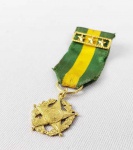 MEDALHA DECRETO DE 1901 EM OURO MACIÇO. MEDALHA MILITAR- CRIADA PELO DECRETO Nº 4.238, DE 15 DE NOVEMBRO DE 1901, DURANTE O GOVERNO CAMPOS SALLES, OFERTADA POR TRINTA ANOS DE BONS SERVIÇOS. PASSADOR E MEDALHA EM OURO 22K, 6 CM DE COMPRIMENTO COM A FITA, PESO TOTAL  4,8 GR.NOTA: Foi criada pelo Decreto n 4.238, de 15 de Novembro de 1901. Destina-se a recompensar os bons serviços prestados pelos oficiais e praças em serviço ativo. A medalha foi concedida a militares que completavam decênios de bons serviços prestados às forças armadas, devendo os mesmos satisfazer condições tais como ser considerado merecedor por seu Comandante, Chefe ou Diretor e não ter sido punido disciplinarmente por transgressão atentatória à honra pessoal, ao pundonor militar ou ao decoro da classe.A Medalha Militar tem diferentes apresentações, variando com o tempo de serviço computável do militar agraciado. As variações são as seguintes:Medalha Militar de Platina com passador de platina (tempo computável: 50 anos), Medalha Militar de Ouro com passador de platina (tempo computável: 40 anos), Medalha Militar de Ouro com passador de ouro (tempo computável: 30 anos), Medalha Militar de Prata com passador de prata (tempo computável: 20 anos), Medalha Militar de Bronze com passador de bronze (tempo computável: 10 anos)
