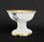 CONDE DE BAEPENDI  (1812-1887)   BRÁS CARNEIRO NOGUEIRA DA COSTA E GAMA SALEIRO DE MESA EM PORCELANA DO SERVIÇO DO SEGUNDO CONDE DE BAEPENDI, BRÁS CARNEIRO NOGUEIRA DA COSTA E GAMA .  ERA FILHO DO MARQUÊS DE BAEPENDI E TINHA COMO IRMÃOS O BARÃO JUPARANÃ E O BARÃO DE SANTA MONICA. ERA GENRO DO CONDE DE CARAPEBUS E SEU FILHO CASOU COM UMA DAS FILHAS DOS BARÕES DE CARAPEBUS. A LOUÇA É DA  MANUFATURA CF DE CHRISTIAN FISCHER, DA BOHEMIA EMPREGADAS ENTRE 1846 E 1860. BORDA TIOTADA REALÇADA EM OURO E ROSA EM TOM BLUSHING. NA BORDA MONOGRAMA COM INICIAIS NGC ENTRELAÇADAS EM AZUL REALÇADAS EM OURO SOB COROA DE CONDE. O SEGUNDO CONDE DE BAEPENDI TEVE DESTACADA IMPORTÂNCIA NA POLITICA BRASILEIRA, FOI POR VÁRIAS  OCASIÕES PRESIDENTE DA CÂMARA E DO SENADO DO IMPÉRIO. TINHA PARENTESCO NA CIDADE DE CAMPINAS , ERA PRIMO DO PRIMEIRO PÁROCO DA CIDADE  DE CAMPINAS FREI ANTÔNIO DE PÁDUA TEIXEIRA E DO FUNDADOR DA CIDADE FRANCISCO BARRETO LEME.  O MUI NOBRE CONDE DE BAEPENDI RECEBEU OS TÍTULOS DE GENTIL-HOMEM DA IMPERIAL CÂMARA; FIDALGO CAVALEIRO DA CASA IMPERIAL; VISCONDE COM GRANDEZA, PELO DECRETO DE 12 DE OUTUBRO DE 1828; CONDE DE BAEPENDI, PELO DECRETO DE 2 DE DEZEMBRO DE 1858. 8,5  CM DE DIAMETRO