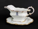 CONDE DE BAEPENDI  (1812-1887)   BRÁS CARNEIRO NOGUEIRA DA COSTA E GAMA  MOLHEIRA E SEU PRESENTOIR EM PORCELANA DO SERVIÇO DO SEGUNDO CONDE DE BAEPENDI, BRÁS CARNEIRO NOGUEIRA DA COSTA E GAMA .  ERA FILHO DO MARQUÊS DE BAEPENDI E TINHA COMO IRMÃOS O BARÃO JUPARANÃ E O BARÃO DE SANTA MONICA. ERA GENRO DO CONDE DE CARAPEBUS E SEU FILHO CASOU COM UMA DAS FILHAS DOS BARÕES DE CARAPEBUS. A LOUÇA TEM MARCAS INCISAS DA  MANUFATURA CF DE CHRISTIAN FISCHER, DA BOHEMIA EMPREGADAS ENTRE 1846 E 1860. BORDA TIOTADA REALÇADA EM OURO E ROSA EM TOM BLUSHING. NO CORPO DA ELEGANTE MOLHEIRA, DOS DOIS LADOS,  MONOGRAMA COM INICIAIS NGC ENTRELAÇADAS EM AZUL REALÇADAS EM OURO SOB COROA DE CONDE. O SEGUNDO CONDE DE BAEPENDI TEVE DESTACADA IMPORTÂNCIA NA POLITICA BRASILEIRA, FOI POR VÁRIAS  OCASIÕES PRESIDENTE DA CÂMARA E DO SENADO DO IMPÉRIO. TINHA PARENTESCO NA CIDADE DE CAMPINAS , ERA PRIMO DO PRIMEIRO PÁROCO DA CIDADE  DE CAMPINAS FREI ANTÔNIO DE PÁDUA TEIXEIRA E DO FUNDADOR DA CIDADE FRANCISCO BARRETO LEME.  O MUI NOBRE CONDE DE BAEPENDI RECEBEU OS TÍTULOS DE GENTIL-HOMEM DA IMPERIAL CÂMARA; FIDALGO CAVALEIRO DA CASA IMPERIAL; VISCONDE COM GRANDEZA, PELO DECRETO DE 12 DE OUTUBRO DE 1828; CONDE DE BAEPENDI, PELO DECRETO DE 2 DE DEZEMBRO DE 1858. 24  CM DE COMPRIMENTO (PRESENTOIR)
