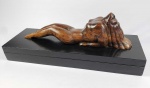 GRANDE CAIXA EM MADEIRA ENCIMADA POR FIGURA FEMININA DESNUDA ESCULPIDA EM JACARANDÁ. A ESCULTURA É FANTÁSTICA, COM MUITA QUALIDADE E A CAIXA LONGILÍNEA É PATINADA EM PRETO SIMULANDO GRANITO. 60 CM DE COMPRIMENTO. 26 CM DE ALTURA