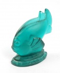 SABINO (1878-1961)    LINDA ESCULTURA EM VIDRO ARTÍSTICO COM FEITIO DE PEIXENA TONALIDADE VERDE. ASSINADO SOB A BASE EM PONTA DE DIAMANTE SABINO PARIS. TRATA-SE DE ESCULTURA DE ERNEST SABINO NOTÁVEL MESTRE VIDREIRO DO PERÍODO ART DECO. FRANÇA, DEC. 1930. 11,5 CM DE ALTURA.NOTA: Ernest-Marius Sabino nasceu na Sicília e mudou-se para a França com a família quando era jovem. Frequentou a Ecole Nationale des Arts Decoratifs e a Ecole des Beaux-Arts de Paris. Após a Primeira Guerra Mundial, Sabino fundou uma fábrica que fabricava luminárias tradicionais de madeira ou bronze, e mais tarde mudou para luminárias de vidro. Contemporâneo de René Lalique, Sabino projetou suas vidrarias e iluminação por conta própria até 1930, quando contratou um gerente de produção chamado Grivois, cujo objetivo era fazer a iluminação transcender a banalidade. Sabino usou vidro prensado e moldado em baixo-relevo.Os produtos de vidro de Sabino incluíam porta-menus, estátuas, grandes vasos, painéis, forros, pilastras, colunas, portas, fontes e luminárias. Suas encomendas incluíram iluminação para hotéis e restaurantes, bem como para o navio marítimo de 1935 Normandie. O trabalho de Sabino foi exibido na Exposition Internationale des Arts Decoratifs et Industriels Modernes de 1925, bem como no Salon d'Automne de 1925, para o qual ele projetou a iluminação geral de seus salões, corredores e antecâmaras. Em 1939, o trabalho de Sabino havia se tornado mais diverso do que o de Laliqu. Sabino conhecia as novas teorias da iluminação surgidas na década de 1920. Enquanto durante os anos 1900 os designers se concentraram em transformar lâmpadas em objetos de arte, os designers dos anos 1920 enfatizaram a funcionalidade dos acessórios de iluminação. Os elementos de uma luminária deveriam ser subordinados à sua função de iluminação. Como tal, Sabino continuou a experimentar e a expandir a sua oferta de produtos, em vários momentos, oferecendo nada menos que cinco formas diferentes de iluminação: direta, semidireta, mista, semidireta e indireta.