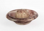 GEORGE DAVIDISON  LINDO BOWL COM BLOCO DO TIPO DOMO (SUPORTE PARA FLORES) DITO SAPO EM VIDRO ARTÍSTICO COULD GLASS NA TONALIDADE PÚRPURA. O BLOCO TRAZ A INSCRIÇÃO  'Made in England' e 'Patent 7830/1910' CARACTERISITICOS DA PRODUÇÃO DA DÉCADA DE 1920.  ESTILO E ÉPOCA ART DECO. PRODUZIDO NA INGLATERRA PELA COMPANHIA DAVIDISON NOS ANOS 1920. O BOWL É DECORADO COM GOMADOS. EFEITOS ESPIRALADOS TURVOS NA TONALIDADE PÚRPURA TORNAM A PEÇA SINGULAR E ELEGANTE.. HÁ MUITA SEMELHANÇA DAS PEÇAS DE DAVIDSON COM AS DE EDWARD MILLER. INGLATERRA, DEC. 1920. 28 CM DE DIAMETRO (BOWL)NOTA: George Davidson fundou a equipes Flint Glass Works , em 1867, que mais tarde ficou conhecido como George Davidson & Co . Na década de 1880, a empresa começou a produzir utensílios de mesa de vidro prensado, como vidro leitoso, vidro de malaquita / escória e sua famosa linha Pearline . Em 1891, a fábrica foi adquirida por Thomas Davidson , filho de George Davidson. Durante a década de 1920, os designs mudaram para refletir as novas tendências da Art Déco . A partir de 1923, Davidson começou a produzir sua linha de enorme sucesso Cloud Glass , criada pela aplicação de faixas de vidro de cor escura em vidro mais claro, o que cria um padrão "turvo" espiralado aleatório. Em 1931, Davidson lançou uma linha de vidros verdes opacos chamadaJade . Quando Thomas Davidson morreu em 1937, seu sobrinho Claude Fraser tornou-se empresário. Em 1966, Davidson foi adquirido por Abrahams , e a vidraria foi renomeada para Brama Teams Glassworks . OS DOMOS DE FLORES DE DAVIDSON: Provavelmente, a criação mais conhecida de Davidson foi o Bloco de Flores em Cúpula. Este simples porta-flores foi objeto de pelo menos 3 patentes. A primeira patente veio em 1910 (Patente nº 7830 ) e aparece em todos os blocos de flores da cúpula, mesmo aqueles feitos na década de 1950 e início de 1960. Em 1931 Davidson obteve mais duas patentes ( 382.699 e 382.902 ) que melhoraram o processo de fabricação. A patente original de Davidson intitulava-se 'Melhorias na fabricação de blocos de flores e similares'. Portanto, a patente não é para a ideia de um bloco de flores, mas sim um método de fabricação. O bloco de flores Dome tinha os seguintes tamanhos 2,5, 3, 3,5, 4. 4,5, 5, 5,5, 6, 6,5, 7. 7,5, 8,5 e 10 polegadas de diâmetro. Davidson também fez a cúpula em dois estilos, o Padrão No 3H, que tinha os orifícios perfurados na base, e o No 3, que não foi perfurado. A cúpula de flores foi feita em toda a gama de cores Cloud Glass, com exceção do Vermelho por razões óbvias. Na base do bloco encontram-se o tamanho, as palavras 'Made in England' e a frase 'Patent 7830/1910' todas em relevo. As cúpulas feitas depois de 1931 também terão apenas o número de patente 382699 ou ambos os números de patente de 1931. Uma versão especial interligada do bloco Dome Flower também foi feita. Isso foi patenteado por Frederic Atkinson em 1931. Consulte a patente nº 362737 para obter mais detalhes. Davidson também produziu uma versão oval da cúpula de flores - Padrão No 5 (não perfurada) e 5H (perfurada). A versão oval foi produzida em apenas 3 tamanhos - 6, 7 e 8 polegadas. Esta cúpula foi usada no conjunto de flores oblongas 321. Conseqüentemente, é bastante raro em qualquer cor. Quando encontrado no Cloud Glass, geralmente é a Nuvem Âmbar.