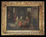 ESCOLA INGLESA  CENA DE INTERIOR  BELISSIMA OBRA PICTÓRICA RETRATANDO CENA DE INTERIOR COM REFEIÇÃO FAMILIAR EM RESIDÊNCIA NOBRE. CHAMA A ATENÇÃO A RIQUEZA DE DETALHES REVELADOS NA CENA. EM TORNO DE UMA MESA OS QUATRO MEMBROS DA FAMÍLIA FAZEM A REFEIÇÃO ASSISTIDOS POR UM COPEIRO AINDA MENINO VESTIDO DE LIBRE. OUTRO COPEIRO VERTE BEBIDA EM UMA TAÇA DE ESTILO GEORGIANO E UMA CRIADA COM UMA BANDEJA CONTENDO COMIDA AGUARDA NA ENTRADA DA SALA. A CENA RETRATA UMA CASA SENHORIAL COM QUADROS, ESPELHO, JANELAS, LAREIRA E COLEÇÃO DE PORCELANA. UM CÃO ESPERA ATENTAMENTE POR COMIDA ENQUANTO FIXA O OLHAR EM SEU DONO. A CRIANÇA TENTA CHAMAR ATENÇÃO DO CÃO ESTENDENDO-LHE A MÃO COM COMIDA. AS JANELAS DA SALA ABREM-SE PARA O JARDIM. INGLATERRA, SEC. XVIII OU INICIO DO XIX. 48 X 38 CM SEM CONSIDERAR O TAMANHO DA MOLDURA E COM ELA: 63 X 65 CM.NOTA: No século XVIII, os prazeres da mesa atingiram novos patamares gastronômicos com a descoberta de comidas e especiarias diferentes e exóticas e a criação de novas receitas. Visualmente, a mesa ficou mais empolgante e elaborada com novos pratos servindo como terrinas, molheiras e peças centrais para apresentar as novas receitas. Na Europa, novas fábricas de porcelana competiam com prata e ourives para fornecer grandes e elaborados serviços de jantar e sobremesa para as cortes da Europa, e um número crescente de fábricas de vidro floresceu quando taças de vinho chegaram à mesa. Neste século, pela primeira vez, a sala de jantar tornou-se um espaço claramente definido dentro de uma casa dedicada a um propósito particular - o serviço e a fruição da comida e toda a pompa e circunstância que pode envolvê-la. O jantar no século 18 era hierárquico e estratificado por contexto econômico e tipo de ocasião.  A corte de Luís XIV em Versalhes estabeleceu os costumes formais de jantar em toda a Europa do século 18 via le service à la française (o método francês de servir), que se tornou universalmente aceito como a única forma civilizada de jantar. À maneira francesa, em cada prato todos os pratos diferentes eram colocados na mesa ao mesmo tempo e em locais exatamente prescritos. Os comensais serviam-se de tudo o que estava à mão sem mover os pratos e, se necessário, passavam os pratos aos vizinhos para obterem alimentos que estavam fora do seu alcance. Em jantares grandes, isso significava que não era prático para os convidados provar todos os pratos, por isso era importante ter uma seleção interessante de alimentos perto de cada um.  Uma pintura de 1760 por Martin Van Mytens mostra a festa dada no Palácio de Hofburg em Viena antes do casamento do futuro Joseph II com a princesa Isabelle de Parma, e dá uma sensação maravilhosa de um jantar real à francesa no nível mais formal. Como em outros aspectos da vida diária real no século 18, como no levée (o ritual de se levantar pela manhã), os cortesãos aristocráticos eram obrigados a assistir a essas refeições formais. Na pintura, a família real austríaca se senta como se estivesse no palco. Os criados chegam a mais de um por convidado, uma abundância típica desses banquetes de Estado. As famílias mais modestas buscavam uma proporção de um criado para quatro hóspedes, e não era incomum que os convidados viessem com seus próprios lacaios para compensar o déficit. A função dos servos era passar o azeite, o vinagre e o pão, e encher os copos depois de lavá-los na fonte do aparador e na cisterna. Era considerado péssimo costume os criados servirem aos comensais ou mexer na louça depois de posta a mesa. O copeiro, criado encarregado da casa, era o responsável pela elaboração do cardápio e pela planta da mesa para a colocação dos pratos. Outros servos cruciais para o sucesso de um grande jantar eram o mordomo, responsável pela adega, toda a prata e pratos, servindo a refeição e supervisionando a conduta e eficiência dos lacaios; o responsável da cozinha, responsável por fazer o pedido de todas as provisões; e o cozinheiro-chefe. Na França, festas extremamente importantes frequentadas pelo rei podiam ter até oito pratos, incluindo sobremesa, e durar muitas horas. Na Inglaterra, mesmo os jantares mais formais parecem ter se concentrado em três pratos, incluindo a sobremesa, depois dos quais as senhoras se retiraram para a sala de estar para o chá e os homens ficaram para trás para beber. Mas mesmo um jantar inglês pode ser um caso longo e prolongado, como o autor de Apician Morsels ou Tales of the table, kitchen, and Larder escreveu em 1829: "Cinco horas à mesa de jantar são um tempo razoável quando os convidados são numerosos. "  The York Courant em 1767 relatou que Sir William Lowther ofereceu 180 pratos em uma festa no Flatt Hall. O primeiro prato geralmente consistia em sopas e ensopados, vegetais e peixes cozidos e carnes dispostos em torno de uma grande peça central. Quando o primeiro prato se aproximava do fim, os servos traziam os pratos "remotos", como pratos impressionantes de carne ou peixe. Estes foram colocados em cada extremidade da mesa e pretendiam ser peças de conversa e como uma forma de abranger o longo tempo que levava para substituir todos os pratos do primeiro prato pelos do segundo prato. O segundo prato consistia em vegetais, carnes e peixes, com adição de tortas exóticas, como pavão, e outros salgados assados. Os segundos pratos seriam dispostos exatamente da mesma forma que os primeiros. Outro prato "removível" - talvez uma falsa cabeça de javali feita de pão de ló - reacenderia o interesse dos convidados no prato final, a sobremesa - a glória culminante de um grande jantar, como mostram as recriações recentes usando receitas e utensílios de mesa do século 18. As sobremesas elaboradas estavam em voga no século XVIII. Como Horace Walpole escreveu em 1750, "todos os gênios da época são empregados no desenho de novos planos para a sobremesa". Jardins, arquitetura e cenas pastorais foram evocadas primeiro no açúcar e depois na porcelana para servir de pano de fundo às frutas frescas e açucaradas, doces, compotas, geleias e cremes. Às vezes, tais excessos sobrecarregavam os convidados, como no caso de uma mesa de sobremesas preparada pelo duque e a duquesa de Norfolk, conforme descrito por William Farington em 1756: Depois de um jantar muito elegante de muitos pratos ... A mesa foi preparada para a sobremesa que era um belo parque, ao redor da borda estava uma plantação de arbustos floridos, e no meio um belo lago com golfinhos jorrando água e veados dispersos irregularmente sobre o gramado, na borda da mesa estavam todos cremes gelados e doces molhados e secos. Uma grande casa empregaria um confeiteiro cuja única tarefa era preparar os doces e esculturas de açúcar para o prato de sobremesa. Famílias menores, como a do Viscount Fairfax, em York, fariam uso de chefs independentes. Em 1763, Fairfax deu uma festa para 18 pessoas para comemorar a conclusão de sua magnífica casa em York. A fatura do prato de sobremesa mostra que ele pagou incríveis 16 libras (o salário da governanta no ano era de apenas 11 libras) ao chef da cidade William Baker por cinco pirâmides de doces molhados e secos, que incluíam o aluguel do vidro e outras estruturas necessário para a exibição desta extravagância. Monsieur Seguin, um confeiteiro francês e residente de longa data em York, fornecia os vários doces.  No século 18, como antes e depois, os objetos usados para colocar uma mesa falavam muito sobre a posição do anfitrião na sociedade. Como uma certa Sra. Papendieck, esposa de um oficial menor da corte e membro das "classes médias", escreveu em 1783 por ocasião de seu casamento: "nosso serviço de chá e café era comum na companhia das indias, nosso serviço de jantar em louça de barro (faiança), ao qual, para a nossa categoria, nada havia de superior, pois a porcelana de Chelsea e a fina porcelana das indias eram apenas para os ricos. Pewter e delft podiam ser encontrados, mas eram inferiores. Prata, ouro e porcelanas europeias de fábricas como Sèvres e Meissen, preferidas por patronos reais e aristocráticos, não são mencionadas - provavelmente porque estavam além das experiências cotidianas da Sra. Papendieck. Por outro lado, na festa de casamento no Palácio de Hofburg em 1760, Um grande serviço de jantar e sobremesa de porcelana foi considerado um presente adequado de um rei para um embaixador ou companheiro monarca. Esses serviços, como o famoso Serviço de cisnes feito por Meissen de 1737 a 1741 para o conde Bruhl, podem consistir em mais de 2.000 peças. Quando a produção do Flora Danica Service da Fábrica de Porcelana de Copenhagen parou repentinamente em 1802, ela contava com 1.802 peças. O serviço foi originalmente destinado a Catarina, a Grande da Rússia, então a coroa dinamarquesa assumiu o serviço após sua morte em 1796 e aumentou o número de talheres de 80 para 100. A porcelana era ideal para o prato de sobremesa, como a decoração e as formas podiam facilmente refletir os temas naturalistas e arcádicos que dominavam a sobremesa. Todas as peças do serviço Flora Danica, não apenas as sobremesas, foram pintadas com flores únicas em um estilo botânico rigoroso. O grande serviço Meissen apresentado por Augusto III da Saxônia ao embaixador britânico Sir Charles Hanbury-Williams em 1745 incluía pratos de sobremesa na forma de alcachofras, folhas de louro e girassóis, e 166 figuras, das quais 54 eram pastorais no tema e 34 ligadas ao caçar. Essas figuras de porcelana substituíram as originalmente feitas em açúcar.As regras e costumes associados ao jantar mudaram ao longo dos anos, mas as máximas de Anthelme Brillat Savarin para jantar publicadas no início do século 19 ainda são verdadeiras: "Quando você convida um homem para jantar, nunca se esqueça, durante o curto período de tempo em que ele está sob seu telhado a felicidade dele está em suas mãos. " MANUAL DE BOAS MANEIRAS DE 1701 -   Alimente-se com seus dois dedos e o polegar da mão esquerda. Dobre teu corpo um pouco para baixo em teu prato, quando tu moves qualquer coisa que é com molho, tua boca. Não roa Ossos da Mesa, mas limpe-os com tua faca (a menos que sejam muito pequenos) e segure-os não com uma mão inteira, mas com dois dedos.  Não morda o teu pão, mas parte-o, mas não com os dedos desleixados, nem com aqueles com que apanhas a tua comida. Não mergulhe tua carne no molho. Não tome sal com uma faca. Não coma o caldo à mesa, mas coma com uma colher. Não cheire a tua Carne, nem a mova para o teu Nariz; não vire o outro lado para cima para vê-lo sobre a placa. Não jogue nada embaixo da mesa. Não segure tua faca na vertical em tua mão, mas coloque-a em tua mão direita com a Lâmina em teu prato.  Antes e depois de beber, limpe os lábios com o guardanapo. Não esfregue os dentes na mesa, a menos que segure o guardanapo diante da boca com a outra mão.