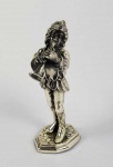 BUCCELLATI, MARIO (1891-1965)   MÚSICO MEDIEVAL -TOCADOR DE CHARAMELA (UM PRECURSOR DO OBOÉ)   LINDA ESCULTURA EM PRATA DE LEI COM ASSINATURA DE MARIO BUCCELLATI E CONTRASTES. O PERSONAGEM É ASSENTE SOBRE BASE SIMULANDO PAVIMENTO EM PEDRA. INCRIVEL QUALIDADE ESCULTÓRICA!  COMPÕE O CONJUNTO DE QUATRO INSTRUMENTISTAS APREGOADOS NESSA SEQUENCIA.  ITÁLIA, PRIMEIRA METADE DO SEC. XX. 14 CMNOTA: A empresa italiana de Buccellati é famosa por jóias de ouro textural e requintados objetos de prata. As principais realizações do design da empresa Buccellati abrangem quatro décadas: das décadas de 1920 a 1960.As peças são ousadas e instantaneamente reconhecíveis, com um estilo que faz referência aos grandes ourives do Renascimento. O aspecto mais distintivo das peças de Buccellati é a rica qualidade textural, Mario Buccellati foi o primeiro a introduzir a técnica de gravação de textura. As técnicas de gravura mais conhecidas são o rigato (linhas paralelas cortadas na superfície do metal para obter um efeito de brilho), telato (textura, obtida por linhas cruzadas finas, que imita a superfície de linho), segreginato (gravura em todas as direções possíveis, sobreposição texturas), ornato (decoração, baseada em formas da natureza: animais, folhas, flores), modellato (a técnica de gravura mais delicada, que consiste em reproduzir vários desenhos esculpidos em três dimensões em escala minúscula, usados principalmente para a decoração das fronteiras ).As peças são criadas para olhar e sentir como seda, damasco, tule, renda ou linho. O uso de metais misturados (prata e ouro, platina e ouro) também é típico. Se pedras preciosas são usadas, geralmente são incomuns: grandes cabochões, esmeraldas esculpidas e rubis, diamantes de lapidação rosa. De acordo com a história da família, a primeira incursão da Buccellati no comércio de jóias foi em meados do século XVIII, quando Contardo Buccellati trabalhou como ourives em Milão. Em 1903, Mario Buccellati reviveu a tradição da família, aprendendo na prestigiosa Beltrami & Beltrami de Milão aos doze anos de idade. Em 1919, Buccellati assumiu a empresa, mudando seu nome para Buccellati. A aclamação internacional rapidamente se seguiu. Ao exibir-se na Exposição de 1920 em Madri, Mario Buccellati chamou a atenção do público quando lançou uma peça cara pela janela quando uma mulher pediu um desconto e gritou: Eu não sou um comerciante! No dia seguinte, centenas de pessoas compareceram a seu estande, curiosas para verem as peças do joalheiro desconhecido. Tudo vendido. Buccellati foi então convidado a expor seu trabalho em uma exposição individual; Aristocratas espanhóis vieram em massa, incluindo a família real que se tornou cliente ao longo da vida do artista. Nos anos que se seguiram, o trabalho de Buccellati ganhou seguidores leais na Itália e no exterior. O poeta Gabriele D'Annunzio apelidou-o de "O Príncipe dos Ourives" e encomendou peças às centenas. Em 1949, Mario Buccellati foi contratado para criar um ícone do Papa Pio XII para a Princesa Margaret para marcar a ocasião extraordinária da primeira visita de um membro da família real Britânica à Cidade do Vaticano em centenas de anos. Esta magnífica obra de arte pode ser admirada hoje no Museu de Arte de Chianciano na Toscana.  Quando seus cinco filhos atingiram a maioridade, todos, menos um, entraram no negócio: Frederico, Gianmaria, Luca e Lorenzo. Novas lojas foram abertas em Roma (1925) e Florença (1929).Em 1951, Buccellati tornou-se o primeiro designer de jóias italiano a estabelecer-se na Quinta Avenida, em Nova York. Em 1967, quando Mario Buccellati morreu, os irmãos dividiram o negócio.