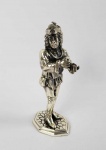 BUCCELLATI, MARIO (1891-1965)   MÚSICO  MEDIEVAL  LINDA ESCULTURA EM PRATA DE LEI COM ASSINATURA DE MARIO BUCCELLATI E CONTRASTES. O PERSONAGEM É ASSENTE SOBRE BASE SIMULANDO PAVIMENTO EM PEDRA. INCRIVEL QUALIDADE ESCULTÓRICA!  COMPÕE O CONJUNTO DE QUATRO INSTRUMENTISTAS APREGOADOS NESSA SEQUENCIA.  ITÁLIA, PRIMEIRA METADE DO SEC. XX. 13 CMNOTA: A empresa italiana de Buccellati é famosa por jóias de ouro textural e requintados objetos de prata. As principais realizações do design da empresa Buccellati abrangem quatro décadas: das décadas de 1920 a 1960.As peças são ousadas e instantaneamente reconhecíveis, com um estilo que faz referência aos grandes ourives do Renascimento. O aspecto mais distintivo das peças de Buccellati é a rica qualidade textural, Mario Buccellati foi o primeiro a introduzir a técnica de gravação de textura. As técnicas de gravura mais conhecidas são o rigato (linhas paralelas cortadas na superfície do metal para obter um efeito de brilho), telato (textura, obtida por linhas cruzadas finas, que imita a superfície de linho), segreginato (gravura em todas as direções possíveis, sobreposição texturas), ornato (decoração, baseada em formas da natureza: animais, folhas, flores), modellato (a técnica de gravura mais delicada, que consiste em reproduzir vários desenhos esculpidos em três dimensões em escala minúscula, usados principalmente para a decoração das fronteiras ).As peças são criadas para olhar e sentir como seda, damasco, tule, renda ou linho. O uso de metais misturados (prata e ouro, platina e ouro) também é típico. Se pedras preciosas são usadas, geralmente são incomuns: grandes cabochões, esmeraldas esculpidas e rubis, diamantes de lapidação rosa. De acordo com a história da família, a primeira incursão da Buccellati no comércio de jóias foi em meados do século XVIII, quando Contardo Buccellati trabalhou como ourives em Milão. Em 1903, Mario Buccellati reviveu a tradição da família, aprendendo na prestigiosa Beltrami & Beltrami de Milão aos doze anos de idade. Em 1919, Buccellati assumiu a empresa, mudando seu nome para Buccellati. A aclamação internacional rapidamente se seguiu. Ao exibir-se na Exposição de 1920 em Madri, Mario Buccellati chamou a atenção do público quando lançou uma peça cara pela janela quando uma mulher pediu um desconto e gritou: Eu não sou um comerciante! No dia seguinte, centenas de pessoas compareceram a seu estande, curiosas para verem as peças do joalheiro desconhecido. Tudo vendido. Buccellati foi então convidado a expor seu trabalho em uma exposição individual; Aristocratas espanhóis vieram em massa, incluindo a família real que se tornou cliente ao longo da vida do artista. Nos anos que se seguiram, o trabalho de Buccellati ganhou seguidores leais na Itália e no exterior. O poeta Gabriele D'Annunzio apelidou-o de "O Príncipe dos Ourives" e encomendou peças às centenas. Em 1949, Mario Buccellati foi contratado para criar um ícone do Papa Pio XII para a Princesa Margaret para marcar a ocasião extraordinária da primeira visita de um membro da família real Britânica à Cidade do Vaticano em centenas de anos. Esta magnífica obra de arte pode ser admirada hoje no Museu de Arte de Chianciano na Toscana.  Quando seus cinco filhos atingiram a maioridade, todos, menos um, entraram no negócio: Frederico, Gianmaria, Luca e Lorenzo. Novas lojas foram abertas em Roma (1925) e Florença (1929).Em 1951, Buccellati tornou-se o primeiro designer de jóias italiano a estabelecer-se na Quinta Avenida, em Nova York. Em 1967, quando Mario Buccellati morreu, os irmãos dividiram o negócio.