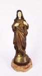 DOMINIQUE ALONZO - SAGRADO CORAÇÃO DE JESUS  SACRE COEUR - EXCEPCIONAL ESCULTURA EM BRONZE ORMOLU E MARFIM SOBRE BASE EM MÁRMORE. FACE, MÃOS E PÉS DO CRISTO EM MARFIM QUE SE APRESENTA EM SUA REPRESENTAÇÃO DA DEVOÇÃO DO SAGRADO CORAÇÃO.  A ESCULTURA FOI ASSINADA PELO ARTISTA E TAMBÉM TEM MARCAS DA FUNDIÇÃO ETLING DE PARIS. FRANÇA, 32 CM DE ALTURA.NOTA: Dominique Alonzo: Escultor aluno de Falguière expõe no salão dos Artistes français em 1912 e em 1926. A sua obra intitulada Paysanne consta do catálogo Lart français. Nasceu em Paris nos finais do século XIX. Faleceu em 1930. Suas obras tem conhecida cotação internacional e são disputadas nas mais importantes casas de leilão do mundo.