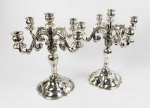 ELEGANTE PAR DE CANDELABROS EM PRATA DE LEI TEOR 800 COM MARCAS PARA ALEMANHA. ESTILO E ÉPOCA ART DECO. DOTADO DE CINCO LUMES E QUATRO BRAÇOS. CORPO LISO COM BASE EM ELEGANTE PLATEAU E BRAÇOS SIMULANDO RAMAGENS. ALEMANHA, INICIO DO SEC. XX. 41 CM DE ALTURA. 3055 G