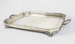 BELO TABULEIRO EM PRATA DE LEI COM MARCAS DE PORTUGAL, INICIO DO SEC. XX. FEITIO RETANGULAR COM BORDAS CHANFRADAS. GRADIL VAZADO CAPRICHOSAMENTE DECORADO COM ROCAILLES. PLANO COM CINZELADOS FORMANDO EXUBERTANTES GUIRLANDAS FLORAIS. PÉS VAZADOS LIGEIRAMENTE ARQUEADOS. UM TABULEIRO DE EXCELENTE TAMANHO PARA USO, DE MUITO GOSTO E DE BOA QUALIDADE! PORTUGAL, INICIO DO SEC. XX. 59 X 36 CM
