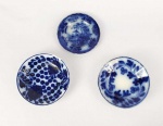 FLOW BLUE  TRÊS PEQUENOS PRATOS EM LOUÇA AZUL BORRÃO. PADRÕES DIFERENTES SENDO: AMOY, FOLHAS DE CHÁ E UVAS. 14 CM (O MAIOR). INGLATERRA, MEADOS DO SEC. XIX.