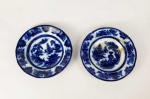 FLOW BLUE  DOIS PRATOS EM LOUÇA DITA BORRÃO SENDO UM MARCA E PADRÃO SHANGHAI (OUTRO PADRÃO LANORE ( AMBOS COM DISCRETO FIO DE CABELO). 23 CM DE DIAMETRO. INGLATERRA, MEADOS DO SEC. XIX.