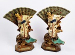 WILHELM SCHILLER & SON  REINO DA BOHÊMIA - PAR DE MONUMENTAIS FLOREIROS EM MAJOLICA VIDRADA POLICROMADA COM DECORAÇÃO CHINOISERIE. PRODUÇÃO DA PRESTIGIADA MANUFATURA WILHELM SCHILLER & SON. MARCAS DA MANUFATURA SOB A BASE. TERÇO SUPERIOR TEM FEITIO DE LEQUE COM RICA DECORAÇÃO RELEVADA COM PÁSSAROS E CEREJEIRA EM FLOR. RECOSTADO AO LEQUE FIGURA DE ORIENTAL USANDO QUIMONO COM ELABORADA DECORAÇÃO COM AVES E FLORES. SUSTENTNADO O CONJUNTO UM GRANDE ELEFANTE. NA PARTE FRONTAL UM VIOLETEIRO. BASE OCTAVADA COM BELA DECORAÇÃO FLORAL. O INTERIOR DO FLOREIRO E DO VIOLETEIRO TEM LINDA COLORAÇÃO TURQUESA A MANEIRA DA PRODUÇÃO INGLESA DE MINTON EM MEADOS DO SEC. XIX. O PRODÍGIO DE Wilhelm Schiller & son FOI O DE SEREM OS INTRODUTORES DO ESTILO ART DECO NO UNIVERSO DA MAJOLICA.REINO DA BOHÊMIA, FINAL DO SEC. XIX. 40 CM DE ALTURANOTA: A manufatura iniciou a produção de porcelana e faiança em Bodenbach, Bohemia, em 1829, operando com o nome de Schiller e Gerbing. Em 1885, a empresa foi dissolvida e renomeada Wilhelm Schiller and Son e permaneceu em operação até o início da Primeira Guerra Mundial. A cidade de Bodenbach é um grande centro conhecido por suas fábricas de cerâmica. Depois das primeiras experiências com o grés e a argila vermelha ferruginosa, a fábrica dedicou-se à faiança. As suas obras são muito variadas e inspiradas tanto no Renascimento como no então em voga rocaille do século XVIII. Wilhelm Schiller também se vale da majólica inglesa com turquesa, que estava na moda na Europa na primeira metade do século 19, adotando a técnica de majólica desenvolvida em Minton (Inglaterra) em 1851. Vasos, relógios, floreiras, pratos grandes e potes de tabaco fazem a maior parte de sua produção, que se tornou muito popular.A empresa de Wilhelm Schiller and Son é claramente a mais prolífico dos fabricantes boêmios de majólica. Grande parte da produção da empresa reflete a transição da majólica tradicional vitoriana para o estilo Art Déco. A majólica de Wilhelm Schiller and Sons estava marcada com as letras 'WS & S. As obras de Schiller foram um grande sucesso na Europa, permitindo-lhes cruzar o Atlântico a partir de 1860 para conquistar o mercado americano. Gerbing foi substituído em 1885 pelo filho de Wilhelm Schiller, a fábrica foi rebatizada de Schiller & Sons e mudou-se para o distrito de Obergrund. Essa nova fábrica era uma das mais talentosas da Boêmia na época, mas a Primeira Guerra Mundial acabaria com ela.