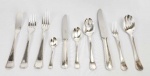CHRISTOFLE  MODELO AMERICA  ELEGANTE FAQUEIRO EM METAL ESPESSURADO A PRATA DA MANUFATURA CHRISTOFLE. LAMINAS EM AÇO INOXIDÁVEL ORIGINAIS DA MANUFATURA. SERVIÇO PARA DEZ PESSOAS. COMPOSTO DE 99 PEÇAS SENDO: 10 FACAS PARA CARNE COM LAMINAS MUITO BEM AFIADAS, 10 GARFOS DE JANTAR, 10 COLHERES PARA SOPA, 10 GARFOS PARA PEIXE, 10 FACAS PARA PEIXE, 10 COLHERES DE SOBREMESA, 10 GARFOS DE SOBREMESA, 10 FACAS PARA SOBREMESA, 10 COLHERES PARA MOKA, 9 COLHRES PARA CAFÉ. FRANÇA, SEC. XX.