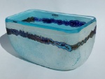 ALFREDO BARBINI (1912-2007) DESIGN SCAVO  BELO BOWL EM VIDRO ARTÍSTICO DE MURANO COM DESIGN ORGANICO MODERNISTA. ETIQUETADO COM O SELO BARBINE E TAMBÉM ETIQUETA DE PROCEDENCIA DE MURANO NA ITALIA.. MODELO SCAVO COM TEXTURA RUGOSA. SUPERFÍCIE GRAVADA COM ÁCIDO EM UMA COMBINAÇÃO INCOMUM DE MARFIM E NOTAS DE MARROM ESCURO E VIOLETA SOBRE O VIDRO AZUL CLARO. CONSTRUIDO NA TONALIDADE AZUL. 21 CM DE COMPRIMENTO.