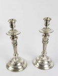 IMPÉRIO AUSTRO HUNGARO - PAR DE CASTIÇAIS EM PRATA DE LEI COM MARCAS DE CONTRASTE PARA ÁUSTRIA, PRATEIRO VINCENT CARL DUB, ESTABELECIDO EM 1889. ELEGANTYE FEITIO DE COLUNAS COM LAURÉIS. POSSUI EM RELEVO BRASÃO DE VISCONDE NÃO IDENTIFICADO. AUSTRIA, FINAL DO SEC. XIX.  36 CM DE ALTURA. 770 G