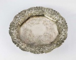 GRANDE SALVA EM PRATA COM MARCAS DE FEITIO OCTAVADO COM CONTRASTE P COROADO (PSEUDO MARCA). GALERIA  ALTA VAZADA COM FLORES E ROCAILLE. PLANO CINZELADO. ASSENTE SOBRE QUATRO LINDOS PÉS EM GARRA. BRASIL, SEC. XIX. 38 CM DE DIAMETRO. 2185 G