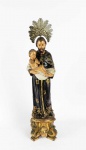 SÃO CAETANO  MAGNIFICA IMAGEM EM MADEIRA POLICROMADA E DOURADA REPRESENTANDO SÃO CAETANO .O SANTO É REPRESENTADO COM O HÁBITO DA ORDEM DOS TEATINOS QUE AJUDOU A CRIAR,  SEGURA O MENINO JESUS QUE TEM AS MÃOS UNIDAS EM ORAÇÃO. APESAR DE TER VIVIDO EM UMA ÉPOCA 1500 ANOS APÓS O NASCIMENTO DE CRISTO, HÁ UMA RAZÃO PARA QUE SÃO CAETANO SEJA SEMPRE REPRESENTADO COM O DIVINO MENINO: NA NOITE DE NATAL DE 1517, QUANDO SÃO CAETANO REZAVA JUNTO À RELÍQUIA DO PRESÉPIO QUE SE VENERA NA BASÍLICA DE SANTA MARIA MAIOR, EM ROMA, NOSSA SENHORA APARECEU-LHE COM O MENINO JESUS RECÉM-NASCIDO NOS BRAÇOS, ACOMPANHADA DE SÃO JOSÉ E SÃO JERÔNIMO, QUE DEPOSITARAM O DIVINO INFANTE NOS BRAÇOS DE CAETANO. ESTE FATO É RELATADO PELO PRÓPRIO SANTO A SÓROR MIGNANI, EM CARTA DE 28 DE JANEIRO DE 1518. TAL APARIÇÃO REPETIU-SE NAS FESTAS SEGUINTES DA CIRCUNCISÃO E DA EPIFANIA. POR ISSO SÃO CAETANO É REPRESENTADO SEMPRE COM O MENINO JESUS NOS BRAÇOS. A IMAGEM ESTÁ ASSENTE SOBRE MAGNIFICA BASE. EXPRESSIVOS OLHOS EM VIDRO NO SANTO E NO MENINO JESUS. PORTUGAL, PRIMEIRA METADE DO SEC. XIX. 48 CM DE ALTURA (SEM CONSIDERAR O TAMANHO DO RESPLENDOR) COM O RESPLENDOR: 55 CM DE ALTURA.NOTA: São Caetano de Thiene foi canonizado e proclamado santo, através de um decreto de 12 de Novembro de 1670, pelo Papa Clemente X. Em suma, São Caetano passou a vida servindo a Jesus e seus irmãos. Fundou hospitais para cuidar de pessoas que sofrem de doenças incuráveis, criou banco que deram empréstimos aos necessitados, organizou imprensa para dar emprego aos desempregados. Qualquer um que tivesse qualquer necessidade não lhe era indiferente. No centenário de sua morte os religiosos teatinos elegeram padroeira de sua ordem a Virgem Maria sob o título de Nossa Senhora da Pureza, a qual São Caetano era mais devoto. São Caetano era impelido por ardente amor de imitar a Cristo; com olhos fixos n'Ele atingiu o ápice da perfeicão evangélica, e de tal maneira se entregou à caridade que, próximo dos últimos dias, depois de invocar a divina clemência, ofereceu a Deus a vida com fervorosíssimas preces, a fim de alcançar a paz para a cidade de Nápoles, perturbada com lutas internas sangrentas: o que narram unanimemente os historiadores da sua vida. Ele é o patrono dos gestores administrativos, controladores de documentos, dos candidatos a emprego e dos desempregados e é chamado de "Santo da Providência". Patrono da alimentação, saúde e trabalho. Devotos também revelam que São Caetano dá boa sorte. Também e protetor e advogado de cristãos dedicados e devotos de sua intercessão. São Caetano de Thiene é um dos santos mais populares e requisitados pelos fiéis - principalmente em tempos de crise financeira e econômica devido a sua capacidade de administrador. È muito popular na Europa, principalmente Itália, Espanha e na America, EUA, Peru, Mexico e Argentina. Devido a sua especialidade de conseguir trabalho para os desempregados e manter o emprego daqueles que já o possuem. Na Italia fala-se "San Gaetano Tutto Provvidenza!", em resposta a sua intercessão nas maiores necessidades. Por isso é conhecido como Santo da Providencia. A introdução da devoção a São Caetano nos vastos territórios que a Coroa da Espanha controlava; desde o estado do Colorado, nos Estados Unidos até a Patagônia tem mais ares de milagre que de história. Não podemos esquecer que no ano 1622 a Corte de Madri sabe da santidade de São Caetano, que morreu cidadão de Carlos V, em 1547. A noticia chega através dos "Clérigos Regulares" que chegam à Capital espanhola para cuidar do hospital e da colônia italiana, nela estabelecida. A canonização de cinco beatos em 1672 é uma apoteose espanhola: Quatro deles pertencem a territórios que ainda governava a dinastia dos Habsburgos: São Caetano, Santa Rosa Lima, São Luis Beltrão e São Francisco de Borja. Santa Rosa é a primeira flor de santidade que produz na América do Sul. São Luis Beltrão tinha evangelizado a atual Colômbia, sem intérpretes, por mais de sete anos. É, por conseguinte, da mão de Rosa de Lima e de Luis Beltrão que São Caetano faz sua entrada no coração dos povos latino-americanos. Na Espanha reza-se até hoje depois de rezar o Pai Nosso: "Glorioso São Caetano, Pai da Providência que não falte em nossa casa, todos os dias, a sua ajuda." No Brasil há documentos de devoção a São Caetano desde 1631.