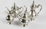 BELO CONJUNTO PARA CHÁ E CAFÉ EM PRATA DE LEI. MARCAS DE CONTRASTE JAVALI, PARA O FINAL DO SEC. XIX. ESSE FORMIDÁVEL CONJUNTO TEM DECORAÇÃO EM ELEGANTES CINZELADOS MUITO ASSEMELHADOS AOS TRABALHOS FRANCESES DESSE PERÍODO. COMPOSTO DE BULE DE CHÁ. BULE PARA CAFÉ, AÇUCAREIRO E LEITEIRA.  PORTUGAL, SEC. XIX. 27 CM DE ALTURA (CAFETEIRA) 2225G