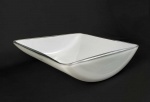 MAZZEGA , ANDREA  FORMIDÁVEL CENTRO DE MESA EM VIDRO ARTÍSTICO DE MURANO.  TONALIDADE LEITOSA.  DESIGN CONTEMPORANIO E BELÍSSIMO DE ANDREA MAZZEGA UM DOS MAIS IMPORTANTES E VALORIZADOS CRIADORES DE MURANO DA ITÁLIA! ASSINADO NA PEÇA E COM ETIQUETA DA MANUFATURA. ITALIA, FINAL DO SEC. XX.. 30 X 30  CMA Mazzega Glass Factory é uma das fábricas de vidro de Murano criada em 1929. Os vidreiros e designers de Mazzega contribuíram para a difusão do vidro de Murano no século 20 em todo o mundo. Esta fábrica colaborou com vários artistas contemporâneos famosos como Pablo Picasso, Marc Chagall, Jean Cocteau e Georges Braque. Parou a sua atividade em 1983. Mazzega Murano é famosa por suas lindas lâmpadas de vidro, todas feitas à mão, bem como seus impressionantes lustres e pingentes. Os designers da Mazzega incluem Loredano Rosin , Toni Zuccheri , Aldo Nason , Carlo Nason e outros. Hoje, Andrea Mazzega dá continuidade à tradição familiar com uma linha de vidros contemporâneos sob a marca AV Mazzega .