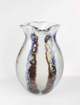 BARBINI, ALFREDO (1912-2007)  DESIGN SCAVO  MUITO GRANDE E BELO FLOREIRO EM VIDRO ARTÍSTICO DE MURANO COM DESIGN CONTEMPORÂNIO. ASSINADO SOB A BASE BARBINI MURANO. MODELO SCAVO COM TEXTURA RUGOSA. SUPERFÍCIE GRAVADA COM ÁCIDO EM UMA COMBINAÇÃO INCOMUM DE MARFIM E NOTAS DE MARROM ESCURO E VIOLETA SOBRE O VIDRO AZUL CLARO. 53 CM DE ALTURA.NOTA: Alfredo Barbini começou a aprender a arte do vidro em 1912, aos dez anos, na Abate Zanetti, escola de design ligada ao Museu do Vidro Murano. Em seguida, trabalhou para Ferro Toso, Cristalleria Murano, Zecchin-Martinuzzi, Seguso Vetri'dArte e Vetri Artistici Muranesi Societa Anonima. Em 1946, tornou-se sócio do Cenedese e, em seguida, começou a Barbini Glassworks em 1950. Barbini tornou-se conhecido por suas formas esculturais pesadas e espessas, que lhe renderam muitos prêmios. Em 1952, a filha de Alfredo, Oceania Barbini-Moretti, juntou-se à vidraria e hoje é gerente de vendas da empresa. Seu filho Flavio tornou-se designer da empresa em 1968.