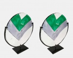 MAZZEGA, ANDRÉA   MAGNIFICO PAR DE MEDALHÕES COM DESIGN MODERNISTA COM SUPORTES EM METAL PATINADO. VIDRO ARTISTICO DE MURANO. CONSTRUIDAS NA TONALIDADE TRANLÚCIDO, VERDE E AMORA. DESIGN CONTEMPORANIO E BELÍSSIMO DE ANDREA MAZZEGA UM DOS MAIS IMPORTANTES E VALORISADOS CRIADORES DE MURANO DA ITÁLIA! ETIQUETA DA MANUFATURA. ITALIA, FINAL DO SEC. XX.. 43 CM DE DIAMETRO