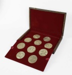 FUNDADORES DO BRASIL  COLEÇÃO DE MEDALHAS EM PRATA DE LEI TEOR 999 COM PERSONALIDADES DO PERÍODO BRASILEIRO DAS CAPITANIAS HEREDITÁRIAS, ADMINISTRADORES GERAIS DO BRASIL E FUNDADORES DE CIDADES NO PERÍODO QUINHENTISTA. ACONDICIONADAS EM ESTOJO EM JACARANDÁ. LINDA GRAVAÇÃO! SÃO DEZ MEDALHAS ONDE ESTÃO REPRESENTADOS: DUARTE COELHO (CAPITANIA DE PERNAMBUCO), JERONIMO ALBUQUERQUE MARANHÃO (CAPITANIA DO MARANHÃO), DIOGO ÁLVARES CORREIA (O CARAMURU CASADO COM A INDIA PARAGUASSU), TOMÉ DE SOUZA (GOVERNADOR GERAL DO BRASIL), ESTÁCIO DE SÁ (FUNDADOR DA CIDADE DO RIO DE JANEIRO), MANUEL DA NÓBREGA (CHEFE DA PRIMEIRA MISSÃO JESUITICA AO BRASIL), MEN DE SÁ (GOVERNADOR GERAL DO BRASIL), JOSÉ DE ANCHIETA (UM DOS FUNDADORES DA CIDADE DE SÃO PAULO E DO RIO DE JANEIRO), CACIQUE ARRARIGBOIA (FUNDADOR DE NITERÓI E ALIADO DOS PORTUGUESES PARA TOMAR A BAHIA DE GUANABARA), NICOLAU DURAND DE VILLEGAIGNON (FUNDADOR DA FRANÇA ANTÁRTIDA EM TERRAS BRASILEIRAS).52 MM DE DIAMETRO. 27 CM DE COMPRIMENTO (O ESTOJO) 500 G SOMENTE EM PRATA