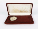 MEDALHA 160 ANOS DA INDEPENDÊNCIA DO BRASIL  CUNHADA EM PRATA DE LEI 999. VERSO EFIGIE DO IMPERADOR DOM PEDRO I REPRODUZINDO A MAIS RARA MOEDA DA NUMISMÁTICA BRASILEIRA A PEÇA DA COROAÇÃO CUNHADA EM 1822.  ANVERSO LEGENDA 160 ANOS DA INDEPENDÊNCIA DO BRASIL E O GRITO DO IPIRANGA. COM CERTIFICADO. 50 MM DE DIAMETRO 55 G.