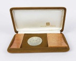 MEDALHA IGREJA DA CANDELÁRIA  CUNHADA EM 1978  PRATA DE LEI 900. CLUBE DA MEDALHA DO BRASIL. EM SEU ESTOJO ORIGINAL. VERSO VISTA FRONTAL DA IGREJA DA CANDELÁRIA E ANVERSO PROCISSÃO DE 1811 SEGUNDO PINEL DE ZEFERINO DA COSTA. 63,9 G. 50 MM DE DIAMETRO