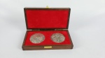 COLEÇÃO OS PAPAS  JOÃO PAULO I E JOÃO PAULO II. CUNHADAS EM 1979. PRATA 999. ACONDICIONADAS EM ESTOJO DE JACARANDÁ. VERSO PAPAS JOÃO PAULO II E E JOÃO PAULO I. ANVERSO OS BRASÕES DOS PONTÍFICES. COM CERTIFICADO. 55 MM DE DIAMETRO. 120,6 G