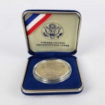 DOLAR DE PRATA COMEMORATIVO DO BICENTENARIO DA CONSTITUIÇÃO AMERICANA EM 1987. CUNHADO EM PRATA DE LEI. ACONDICIONADO EM SEU ESTOJO ORIGINAL. 26,7 G