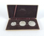 MOEDAS COMEMORATIVAS DAS OLIMPIADAS DA GRÉCIA DE 1981. CUNHADAS EM PRATA DE LEI. 100 DRACMAS (ANTIGO SALTO EM DISTÂNCIA OLÍMPICO), 250 DRACRMAS (ANTIGO LANÇAMENTO DE DARDO OLÍMPICO) E 500 DRACMAS (ANTIGA CORRIGA NO ESTÁDIO OLÍMPICO. COM CERTIFICADO. GRÉCIA, DEC. 80. ACONDICIONADAS EM SEU ESTOJO ORIGINAL.