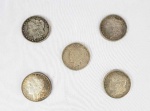 CINCO MOEDAS DE 1 DOLAR EM PRATA DE LEI DATADAS DE 1892, 1898, 1900, 1901, 1922. 38 MM DE DIAMETRO. 132,9 G (PESO TOTAL)