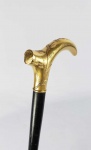 BENGALA COM CASTÃO EM OURO E CANA EM PRECIOSO ÉBANO . BELO TRABALHO DE OURIVESSARIA  COM RAMAGENS RELEVADAS. INICIAIS MNP. EUROPA, SEC. XIX/XX. 89 CM DE COMPRIMENTO
