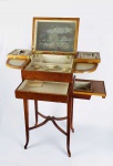 MAPPIN & WEBB  PRECIOSO CABINET TOILLETE EDUARDIANO  REVESTIDO EM RÁDICA. INTERIOR SE ABRE COM TAMPA BASCULANTE E DIVERSAS GAVETAS E COMPARTIMENTOS COM ACESSÓRIOS PARA TOILLETE COM GUARNIÇÃO EM PRATA DE LEI COM VERMEIL, CRISTAL E MARFIM. PRATELEIRAS COM ONIX QUE SE ABREM, PARA AS LATERAIS. NO ALTO DA PEÇA HÁ UM BOTÃO QUE LIBERA A GAVETA NA PARTE INFERIOR. TAMBÉM HÁ UMA GAVETA LATERAL. ACOMPANHA UMA NOTA DE VENDA EM ANTIQUÁRIO COM SELO DA DECADA DE 1950. SÃO DOIS FRASCOS PARA PERFUME EM CRISTAL E PRATA VERMEIL, DOISW FRASCOS EM MARFIM COM MONOGRAMA, 1 ANELEIRA EM CRISTAL COM BORDA EM PRATA DE LEI E MAIS QUINZE OUTRO UTENSÍLIOS EM MARFIM E METAL. O CABINET É ENCAIXADO SOBRE BASE SUSTENTADA POR QUATRO PÉS REUNIDOS POR TRAVAS EM CABRIOLLE.  PEÇA EXTRAORDINÁRIA, DELICADA E VERDADEIRAMENTE ENCANTADORA! INGLATERRA, INICIO DO SEC. XX. 26 X 27 X 85 CM