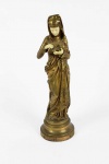 CARRIER BELLEUSE, ALBERT-ERNEST (POST)  LA LISEUSE (A LEITORA) - GRAND PRIX DU SALON - Escultura CRISELEFANTINA EM BRONZE ORMOLU COM CABEÇA E MÃOS EM MARFIM.  FRANÇA, FINAL DO SEC. XIX. 26 CM DE ALTURA (RESTAURO EM DEDOS)NOTA: Carrier-Belleuse nasceu em 12 de junho de 1824 em Anizy-le-Château , Aisne , França . Ele começou seu treinamento como aprendiz de ourives.  Carrier-Belleuse foi aluna de David d'Angers e estudou brevemente na École des Beaux-Arts . Sua carreira se distingue por sua versatilidade e seu trabalho fora da França: na Inglaterra entre 1850 e 1855 1 (trabalhando para a Mintons ), e em Bruxelas por volta de 1871. Seu nome talvez seja mais conhecido porque Auguste Rodin trabalhou como seu assistente entre 1864 e 1870. Os dois viajaram para Bruxelas em 1871,  e, segundo alguns relatos, Rodin ajudou na escultura arquitetônica de Carrier-Belleuse para a Bolsa de Valores de Bruxelas . Carrier-Belleuse fez muitas peças de terracota , a mais famosa das quais pode ser The Abduction of Hippodameia, retratando a cena mitológica grega de um centauro sequestrando Hipodameia no dia de seu casamento. Ele foi nomeado diretor artístico da Manufacture nationale de Sèvres em 1876. Em 1862, Carrier-Belleuse foi um dos membros fundadores da Société Nationale des Beaux-Arts e foi nomeado oficial da Légion d'honneur . Os bronzes que ele executou antes de 1868 sempre foram assinados "Carrier" ou "A. Carrier", mas depois de 1868 sua assinatura foi alterada para "Carrier-Belleuse". Seu trabalho abrangeu todos os tipos de temas e materiais escultóricos, e seu naturalismo incorporou uma variedade de estilos: realismo sem enfeites, exuberância neobarroca e elegância rococó .