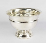 PRATA DE LEI INGLESA - GRANDE BOWL EM PRATA DE LEI COM MARCAS PARA CIDADE DE BIRMINGHAM E LETRA DATA PARA O INICIO DO SEC. XX. PRATEIROS BARKER BROTHERS. ELEGANTE FEITIO ART DECO. INGLATERRA, INICIO DO SEC. XX. 20 X 16 CM. 465 G