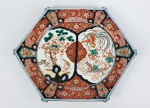 IMARI  - FORMIDÁVEL TRAVESA COM LINDA DECORAÇÃO COM GROW, FENIX E DRAGÃO. AS RESERVAS SÃO GRACIOSAMENTE DIVIDIDAS NO PLANO. A BORDA TEM LINDA DECORAÇÃO ROUGE DE FEUR, COM VERDE E AZUL. ARREMATES EM OURO. O FEITIO SEXTAVADO É INCOMUM  E BELISSIMO. NA PARTE INFERIOR TAMBÉM BELA DECORAÇÃO. JAPÃO, INICIO DO XIX. 41 CM DE COMPRIMENTO.NOTA: Durante o final do sec. 17 e início do século 18 a porcelana japonesa era muito popular na Europa e competiu com sucesso com as chineses. O Azul e branco da porcelana Arita foi copiada em faiança em muitos lugares da Europa, dos quais a holandesa Delft é a mais famosa. Durante o século 18 o estilo Kakiemon decoração com esmalte também foi amplamente copiado na Inglaterra. Mesmo quando o Japão viveu isolado do resto do mundo, durante todo o período Edo, quantidades significativas de porcelana japonesa foram exportadas para países ocidentais, principalmente, pela Companhia das Índias Orientais holandesa. No século XIX foi a vez da porcelana Imari que rapidamente ganhou o mercado devido a sua beleza e fino acabamento.