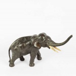 LINDA ESCULTURA EM BRONZE REPRESENTANDO FIGURA DE ELEFANTE. DENTES EM MARFIM. EXCEPCIONAL QUALIDADE ESCULTÓRICA.  ASSINADO SOB A BASE. JAPÃO, PERÍODO EDO. SEC. XIX.37 CM DE COMPRIMENTO.