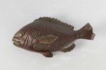 JAPÃO PERÍODO EDO -  PESO DE PAPEL PARA MESA DE CALÍGRAFO - BELA ESCULTURA EM BRONZE REPRESENTANDO FIGURA DE PEIXE.  RESQUICIOS DE DOURAÇÃO.  NA CULTURA JAPONESA OS PEIXES SÃO UM SÍMBOLO DE FORÇA, RESISTÊNCIA E CORAGEM. MAGNIFICA QUALIDADE! JAPÃO, SEC. XIX. 10 CM DE COMPRIMENTO.