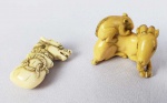 DOIS NETZUKES EM MARFIM REPRESENTANDO FIGURA DE RATO SOBRE CABRITO E DRAGÃO CUJA CABEÇA SAI DENTRO DE UM SACO. UM DELES ASSINADO. CHINA, SEC. XIX. 4 CM DE ALTURA (DRAGÃO) E 4 CM DE COMPRIMENTO (CAPRINO)NOTA: Os netzukes são na verdade botões que surgiram no Japão para atender uma necessidade prática. Os quimonos tradicionais utilizados pelos homens não possuíam bolsos entretanto os seus usuários necessitavam de lugar para guardar seus pertences pessoais (tubos, tabaco, dinheiro, selos, medicamentos). A solução foi colocar tais objetos em recipientes denominados Sagemono pendurados por faixas nos quimonos. O fixador desses recipientes na vestimenta era uma pequena escultura que funcionava como botão chamada Netzuke. Do Japão propagou-se para a China. Com o tempo os netzukes foram evoluindo para objetos de grande mérito artístico e expressão, um símbolo de habilidade extraordinária. Eles tem uma longa história na refletindo aspecto da cultura chinesa e  japonesa, quer seja do folclore ou da vida cotidiana. Então ao se deparar com uma pequena escultura com dois pequenos orifícios perpendiculares sob a base saiba que esta diante de um Netzuke.