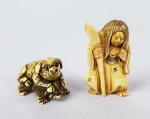 DOIS NETZUKES EM MARFIM SENDO UM PERSONGEM DO TEATRO NO COM DUPLA FACE GIRATÓRIA E UM CACHORRO MONTADO SOBRE PORCO. SEC. XIX. 5 CM DE ALTURA (PERSONAGEM DO TEATRO)