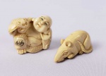 DOIS NETZUKES EM MARFIM SENDO HOTEI SEGURANDO MORCEGO E UM COM FEITIO DE RATO. CHINA, SEC. XIX (4 CM DE COMPRIMENTO HOTEI)