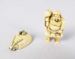 DOIS NETZUKES EM MARFIM SENDO UM COM FEITIO DE CIGARRA E O OUTRO PERSONAGEM QUE SEGURA MARTELO. CHINA, SEC. XIX. 5 CM DE ALTURA (O MAIOR)