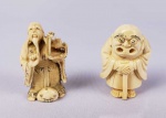 DOIS NETZUKES EM MARFIM SENDO UM NA FIGURA DE HOTEI CUJOS OLHOS SE MOVIMENTAM DE FORMA RETRÁTIL E O OUTRO REPRESENTANDO  SABIO SEGURANDO GAIOLA COM PÁSSARO (GAIOLA NO ESTADO). SEC. XIX.  5 CM D EALTURA (HOTEI)