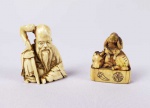 DOIS NETZUKES EM MARFIM SENDO UM NA FIGURA DE HOMEM SENTADO SOBRE BÚFALO (ESSE BASTANTE ANTIGO) E O OUTRO REPRESENTA SABEDORIA LIGADA A AGRICULTURA. SEC. XIX.  4,5 CM DE ALTURA (O MAIOR)