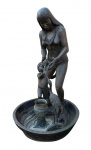 FONTE PARA JARDIM EM BRONZE COM FEITIO DE INDIA SEGURANDO CONCHA DE ONDE JORRA A ÁGUA QUE CAI DENTRO DE UM VASO AOS SEUS PÉS. JUNTO A ELA UMA CRIANÇA E UM PÁSSARO. O RESERVATÓRIO DO CHAFARIZ TAMBÉM EM BRONZE TEM FEITIO DE LAGO COM PEDRAS. BRASIL, INICIO DO SEC. XX. 77 X 125 (H) CM.NOTA: Os Chafarizes foram os primeiros monumentos de utilidade pública construídos no Brasil colonial ainda no séc.XVIII. A luta pela água, nos primórdios da urbanização, marcou os altos investimentos financeiros e arquitetônicos empregados na edificação dos Chafarizes, que até o final do séc. XIX, tinham a função de distribuir água para a população. Verdadeiros pontos de sociabilidade da vida urbana, os primeiros Chafarizes barrocos, edificados próximos às igrejas e mercados, apresentavam uma forte carga simbólica nas representações do poder público e religioso. A imponência singular destes monumentos também inclui o simbolismo da purificação, associado à água que jorra. A água das fontes é primitivamente uma água viva, sua pureza independe da ação de limpar, pois se manifesta na própria substância da água em movimento.