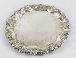 BELA SALVA EM PRATA DE LEI COM MARCAS PARA PORTUGAL, INICIO DO SEC. XX. LEE3GANTE BORDA COM CONCHEADOS E PALMÁCEAS. FEITIO RECORTADO. PLANO COM BELOS GUILLOCHES FORMANDO ROCAILLE. PORTUGAL, INICIO DO SEC. XX. 41 CM DE DIAMETRO. 1005 G