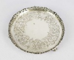 SALVA EM PRATA DE LEI COM MARCAS DO PRATEIRO ALVES PINTO. GALERIA FORMADA POR CAPRICHOSAS ROSAS E PLANO COM GUILLOCHES. ASSENTE SOBRE TRÊS PÉS. BRASIL, MEADOS DO SEC . XX. 15,5 CM DE DIAMETRO. 195 G